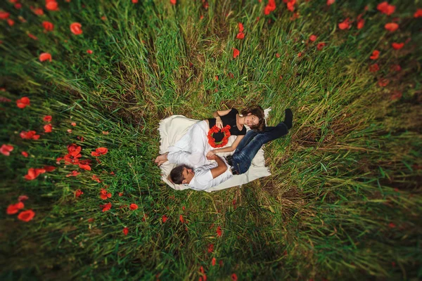 Casal grávida mentir na grama — Fotografia de Stock