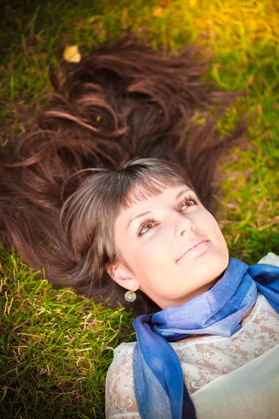 Garota, cabelo, grama, deitado — Fotografia de Stock