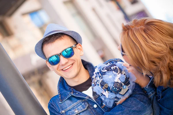 Sposo e sposa in jeans — Foto Stock