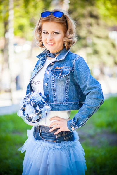 Vrouw in jurk jeans — Stockfoto