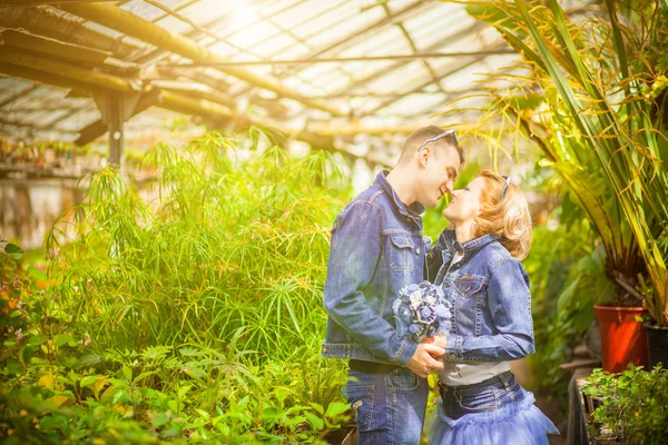 Casal, amor, jardim botânico — Fotografia de Stock