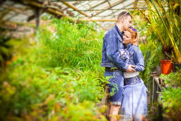 Couple, love, botanical garden — Stock Photo, Image