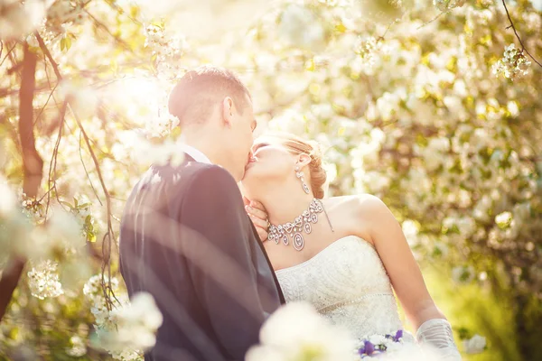 Mann schenkt unerwartet Blumen — Stockfoto