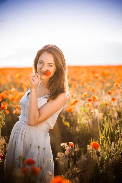 Menina no campo de papoula — Fotografia de Stock