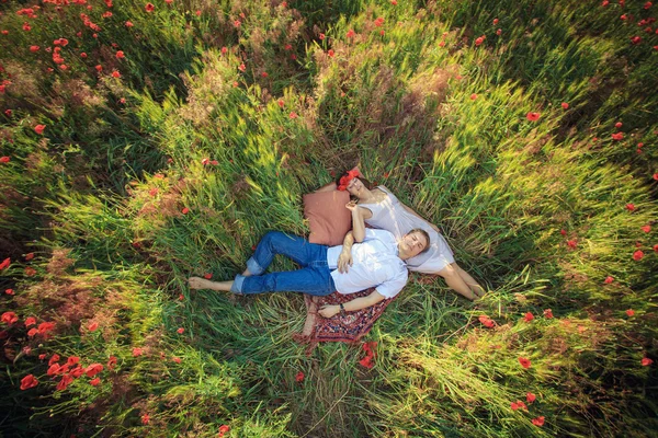 Pareja acostada en un campo — Foto de Stock