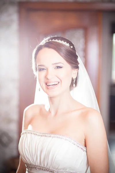 美しい花嫁の笑みを浮かべてください。 — ストック写真