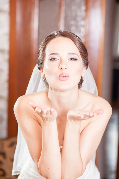 Air kiss the bride — Stock Photo, Image