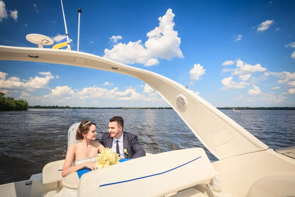 Sposa e sposo su uno yacht — Foto Stock