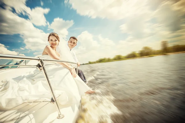 Noiva e noivo no barco — Fotografia de Stock