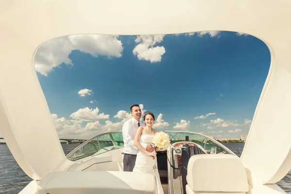 The bride and groom ship — Stockfoto