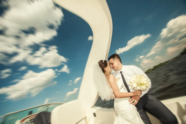 Bella sposa sullo yacht — Foto Stock