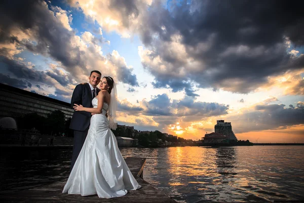 Sposo, sposa, tramonto, nuvole — Foto Stock