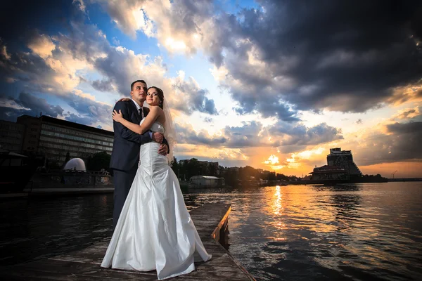 Novio, novia, puesta del sol, playa —  Fotos de Stock