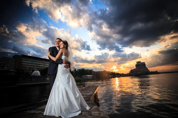 Sposo, sposa, tramonto, nuvole — Foto Stock
