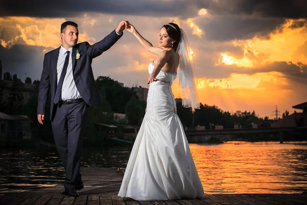 Ballo di nozze, tramonto, spiaggia — Foto Stock