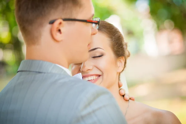 Der Bräutigam küsst die Braut — Stockfoto