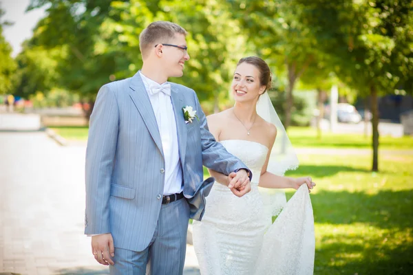 Bruiloft lopen park — Stockfoto