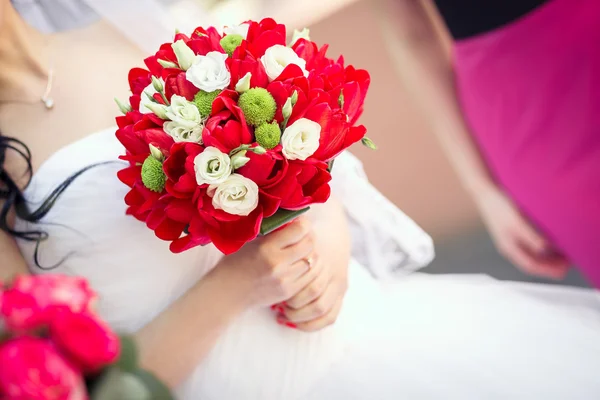 Bouquet of tulips in a hand of the bride — Stock Photo, Image