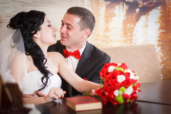 Bride and groom in cafe — Stock Photo, Image