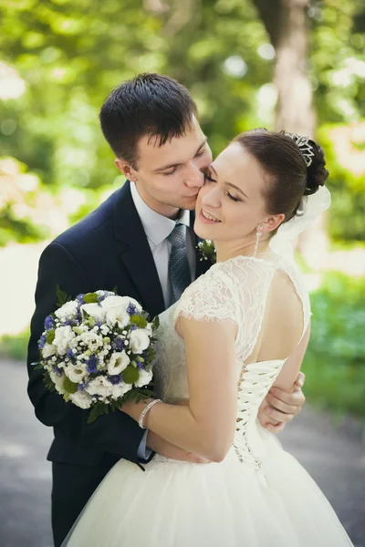 Bride and groom in the park — Stock Photo, Image