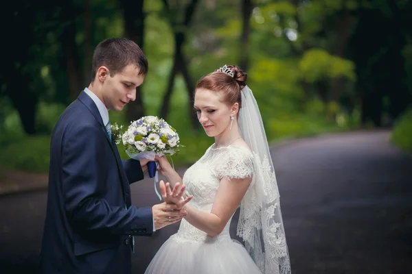 Brudgummen och bruden i park — Stockfoto