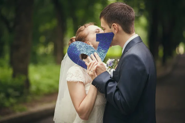 Gelin damat öpüşme — Stok fotoğraf