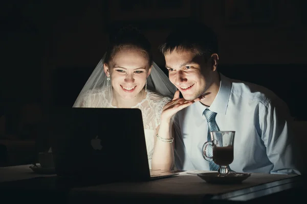 Bride and groom computer — Stock Photo, Image