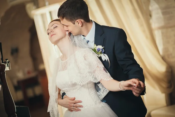 Bride kissing groom — Stock Photo, Image