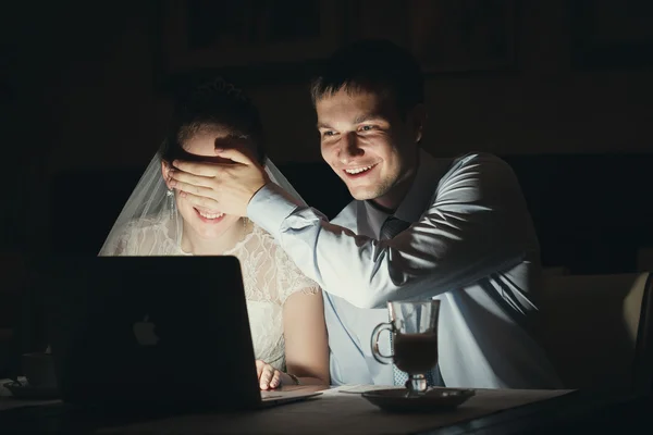 Sposa e sposo computer — Foto Stock