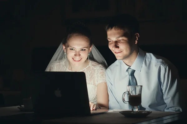 Noiva e noivo computador — Fotografia de Stock