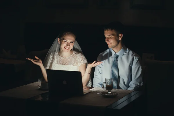 Bride and groom computer — Stock Photo, Image