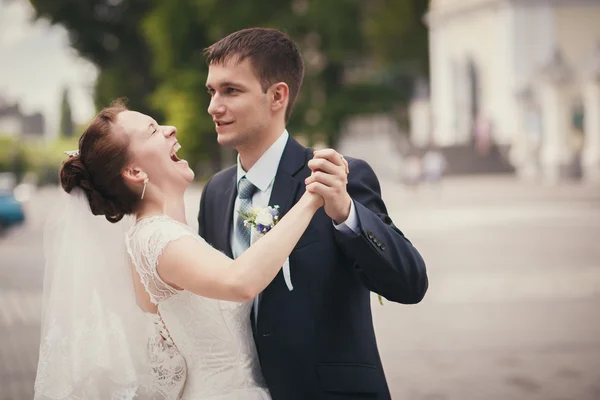 Сміючись нареченої — стокове фото