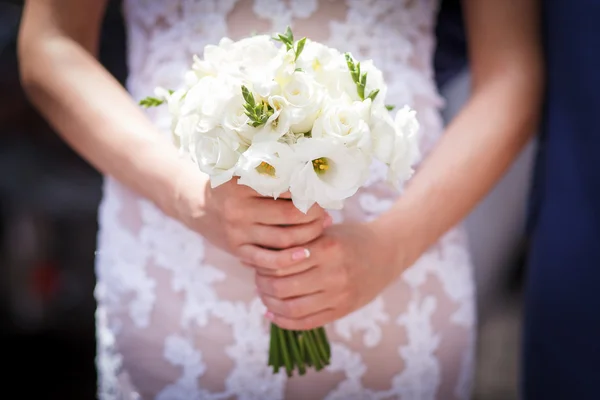 Flores nas mãos da noiva — Fotografia de Stock