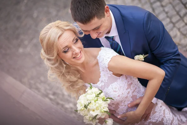 Jonge bruid en bruidegom — Stockfoto