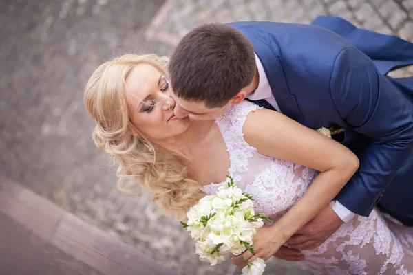 Novio abraza a la novia — Foto de Stock