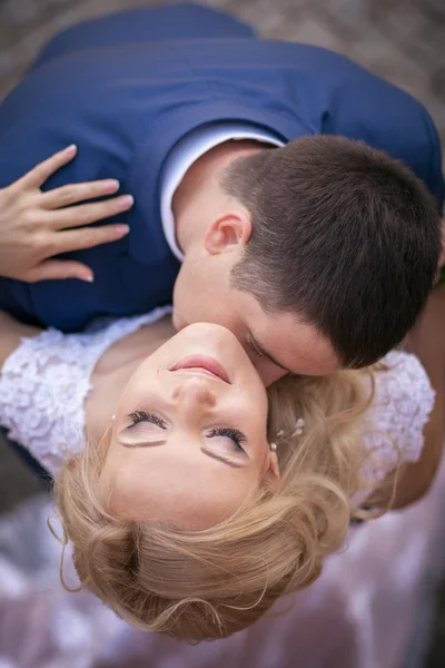 Sposo baciare sposa — Foto Stock