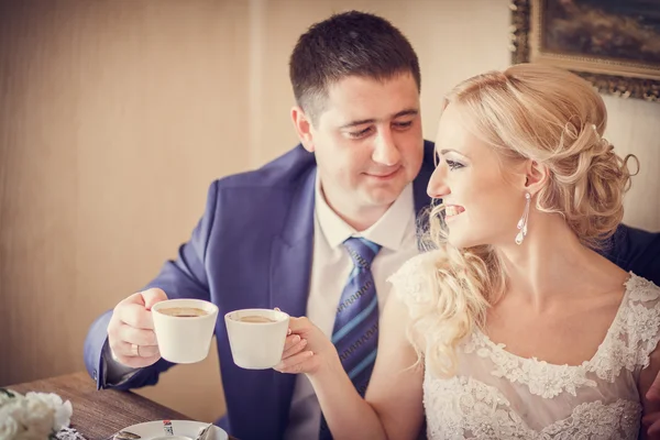 Groom, bride drink tea — Stock Photo, Image