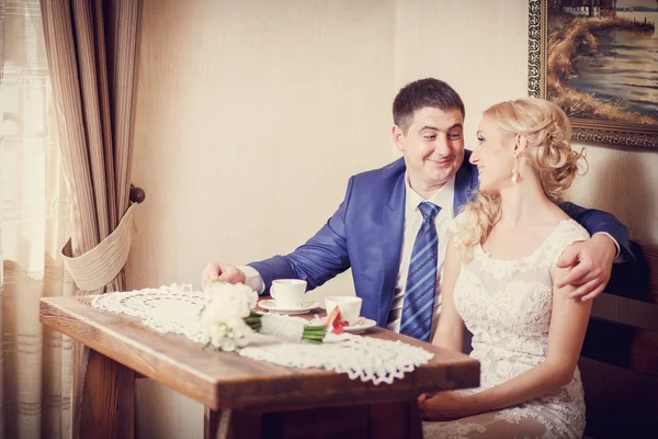 Groom, bride drink coffee — Stock Photo, Image