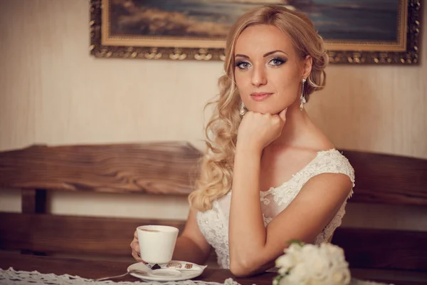 Bride in hotel — Stock Photo, Image