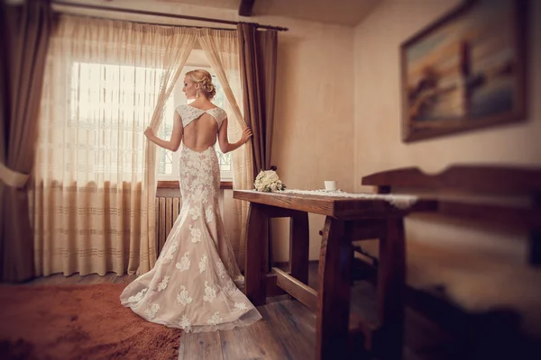 Bride in hotel — Stock Photo, Image