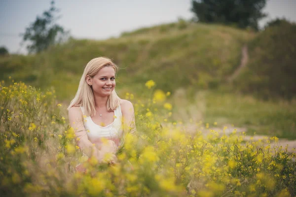 Chica endereza su cabello en la naturaleza — Foto de Stock