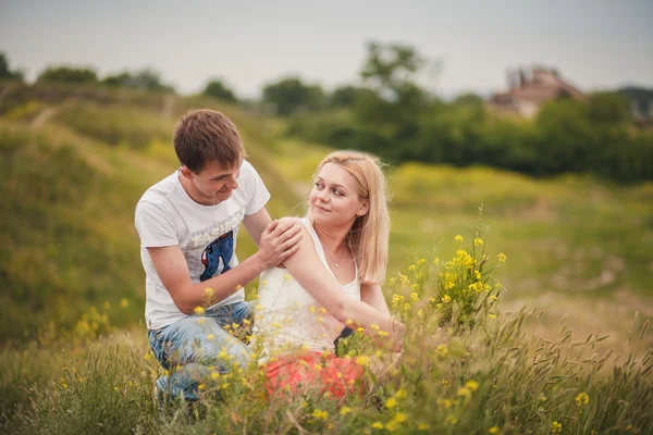 Krásný mladý pár v poli — Stock fotografie