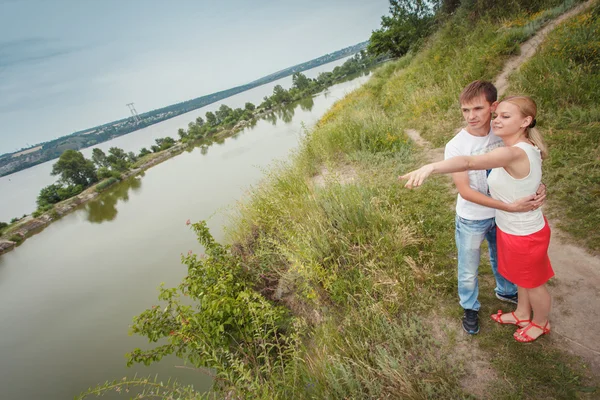 Pár na pobřeží — Stock fotografie