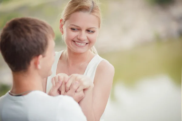 Umarmung eines jungen Paares — Stockfoto