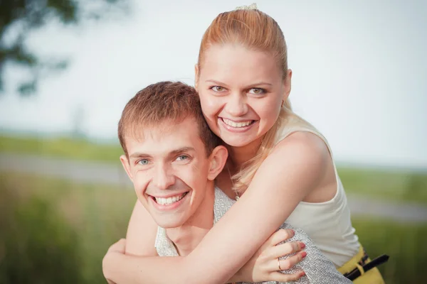 若いカップルの抱擁 — ストック写真