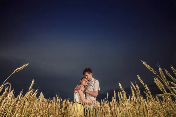 Man and woman in a wheat field — Stock Photo, Image