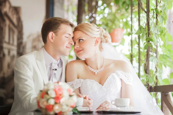 Bride drinking tea — Stock Photo, Image