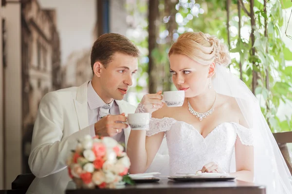 Bride drinking tea — Stock Photo, Image