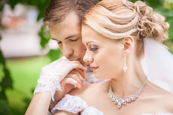 Groom and bride under tree — Stock Photo, Image