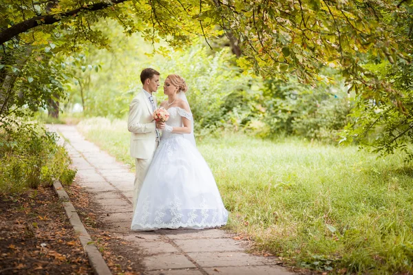 Noivo e noiva em andar — Fotografia de Stock